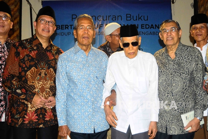 Ketua MUI periode 1990-2020, KH Ali Yafie (kedua dari kanan).