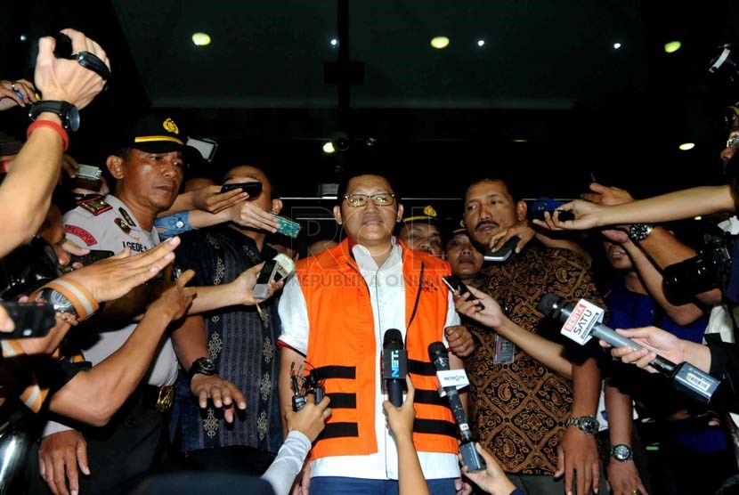   Mantan Ketua Partai Demokrat Anas Urbaningrum mengenakan rompi tahanan, memberikan keterangan pers usai diperiksa selama lima jam di gedung KPK, Jakarta, Jumat (10/1).   (Republika/Wihdan Hidayat)