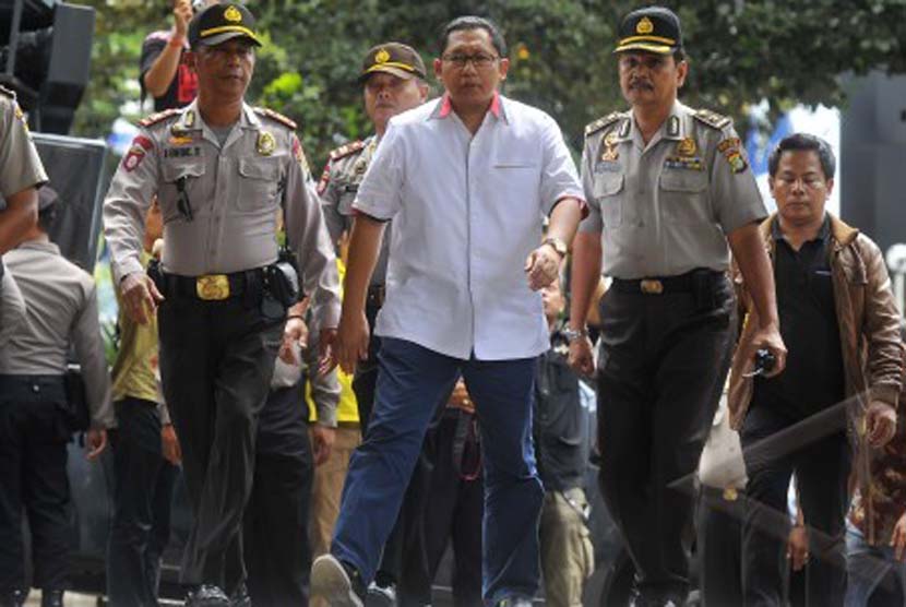 Mantan Ketua Partai Demokrat Anas Urbaningrum (tengah) dikawal sejumlah petugas setibanya di Gedung KPK, Jakarta, Jumat (10/1).