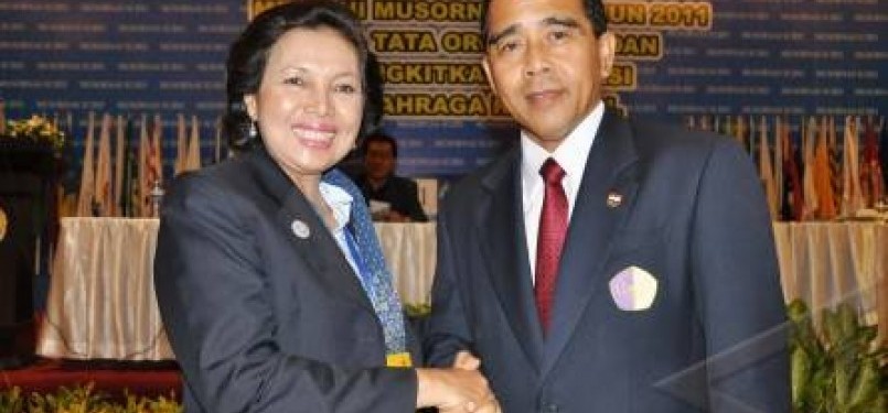 Mantan Ketua Satlak Prima, Mayjen (purn) TNI Tono Suratman (kanan), terpilih menjadi ketua umum KONI Pusat periode 2011-2015 menggantikan Rita Subowo (kiri), di Mataram, Jumat (2/12).