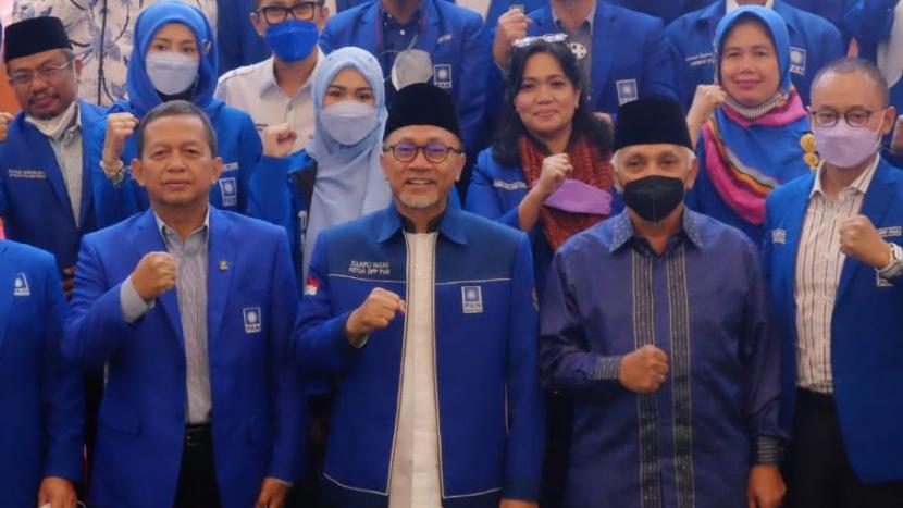 Mantan ketua umum DPP PAN Soetrisno Bachir (kiri) dan Hatta Rajasa (kanan) berfoto bersama dengan Ketum PAN Zulkifli Hasan (tengah) dan pengurus PAN, berfoto bersama usai halal bi halal, Rabu (2/6).