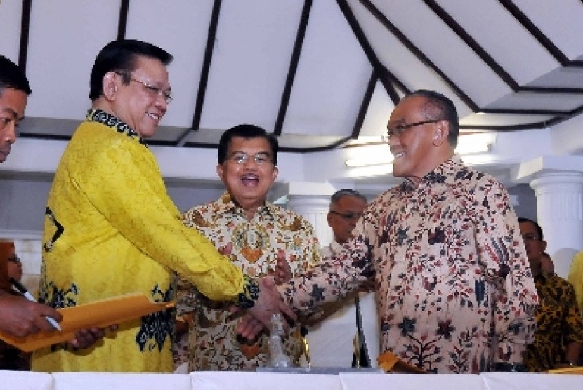 Mantan ketua umum Golkar Jusuf Kalla mendamaikan Agung Laksono dan Aburizal Bakrie.