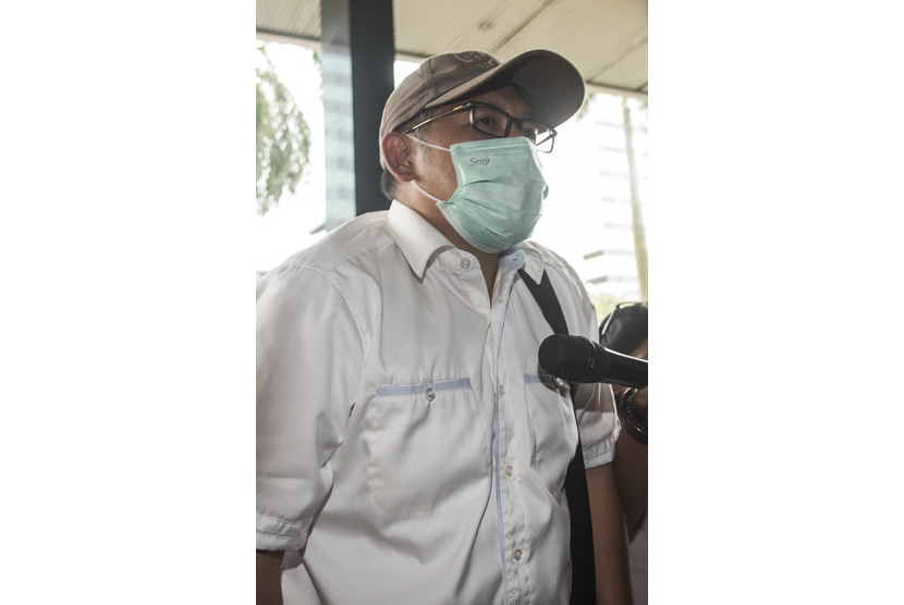 Mantan Ketua Umum Partai Demokrat Anas Urbaningrum berjalan menuju gedung KPK untuk menjalani pemeriksaan di Jakarta, Selasa (10/1). 