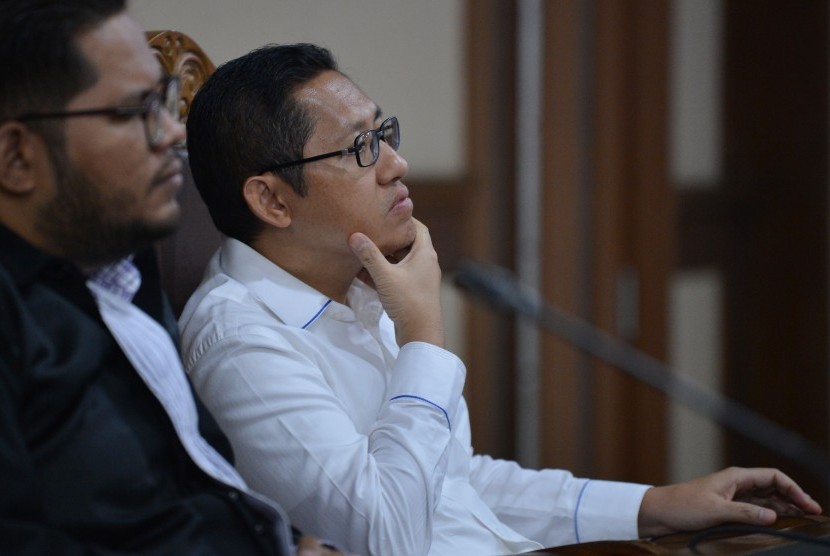 Mantan Ketua Umum Partai Demokrat Anas Urbaningrum (kanan) mengikuti sidang lanjutan Peninjauan Kembali (PK) di Pengadilan Negeri Jakarta Pusat, Jakarta, Kamis (26/7).