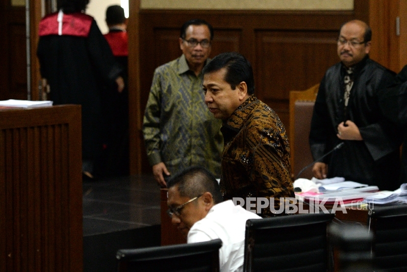 Mantan Ketua Umum Partai Demokrat Anas Urbaningrum (kiri) bersama Ketua DPR Setya Novanto memberikan kesaksian dalam lanjutan sidang dugaan korupsi pengadaan proyek KTP-el dengan terdakwa Irman dan Sugiharto di Pengadilan Tipikor, Jakarta, Kamis (6/4).