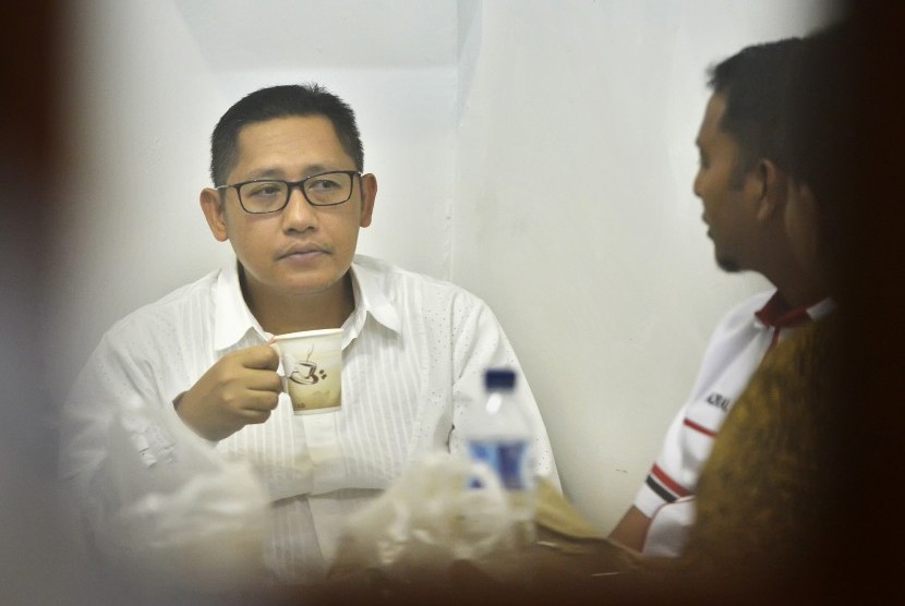 Mantan Ketua Umum Partai Demokrat Anas Urbaningrum (kiri) menjadi saksi sidang Tindak Pidana Pencucian Uang (TPPU) dengan terdakwa M Nazaruddin, Jakarta, Rabu (23/3).