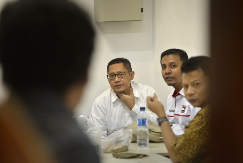 Mantan Ketua Umum Partai Demokrat Anas Urbaningrum (kiri) menjadi saksi sidang Tindak Pidana Pencucian Uang (TPPU) dengan terdakwa M Nazaruddin, Jakarta, Rabu (23/3).