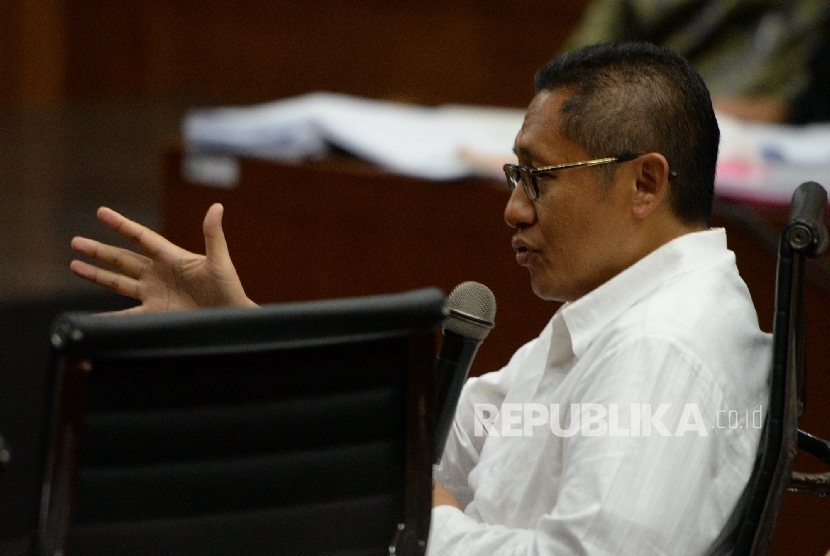 Mantan ketua umum Partai Demokrat Anas Urbaningrum memberikan kesaksian dalam lanjutan sidang dugaan korupsi pengadaan proyek KTP-el dengan terdakwa Irman dan Sugiharto di Pengadilan Tipikor, Jakarta, Kamis (6/4). 