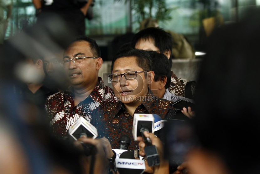  Mantan Ketua Umum Partai Demokrat Anas Urbaningrum menjawab sejumlah pertanyaan wartawan setibanya di gedung KPK, Jakarta, Senin (6/5).  (Republika/ Adhi Wicaksono)