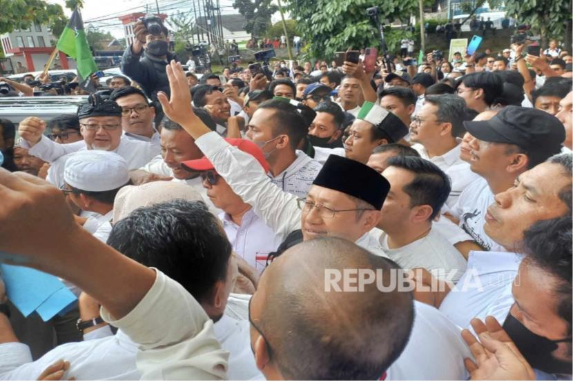 Mantan Ketua Umum Partai Demokrat Anas Urbaningrum resmi keluar dari Lapas Sukamiskin, Selasa (11/4/2023) sekitar pukul 13.30 WIB. Ia dikawal ketat oleh petugas dan sejumlah Sahabat Anas Urbaningrum. 