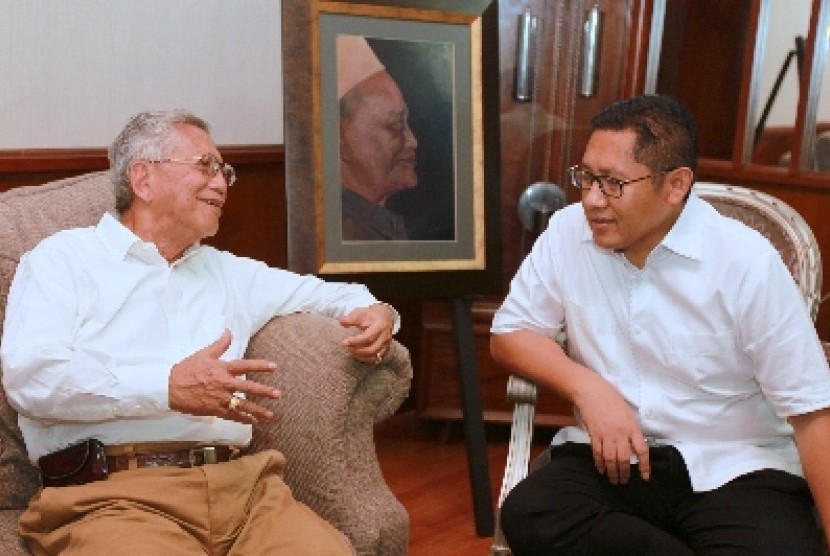 Mantan Ketua Umum Partai Demokrat yang juga anggota Dewan Pembina Subur Budhisantoso (kiri) bertandang ke rumah Anas Urbaningrum di kawasan Duren Sawit, Jakarta, Senin (25/2). 