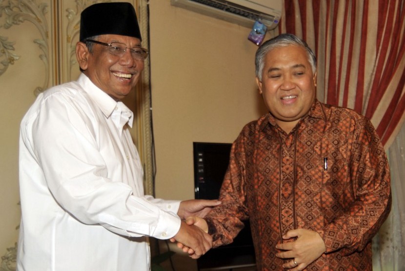 Mantan Ketua Umum PBNU KH Hasyim Muzadi (kiri) berjabat tangan dengan Ketua Umum PP Muhammadyah Dien Syamsuddin (kanan) ketika bertemu di Jakarta, Rabu 21 April 2010. 
