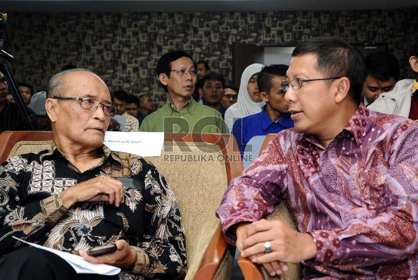 mantan ketua Umum PP Muhammadiyah Ahmad syafii Ma'arif (kiri), Menteri Agama Lukman Hakim Saifuddin (kanan) berbincang dalam seminar pembukaan di Jakarta, selasa (24/2).