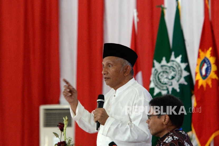Mantan Ketua Umum PP Muhammadiyah Amien Rais memberikan paparan saat Seminar Nasional pada Tanwir Muhammadiyah di Islamic Center, Ambon, Maluku, Sabtu (25/2).
