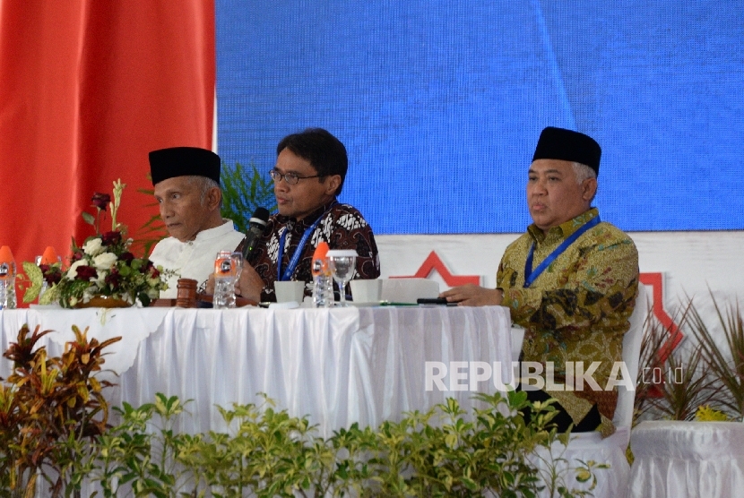 Mantan Ketua Umum PP Muhammadiyah Amien Rais, Moderator Ketua PP Muhammadiyah Bahtiar Effendy, dan Mantan Ketua Muhammadiyah Din Samsuddin menjadi nara sumber saat Seminar Nasional pada Tanwir Muhammadiyah di Islamic Center, Ambon, Maluku, Sabtu (25/2).