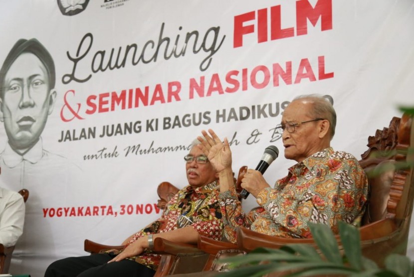 Mantan ketua umum PP Muhammadiyah, Buya Syafii Maarif (kanan) saat menjadi pembicara pada acara 'Launching Film & Seminar Nasional Jalan Juang Ki Bagus Hadikusumo' di Kampus Unisa Yogyakarta, Sabtu (30/11). 