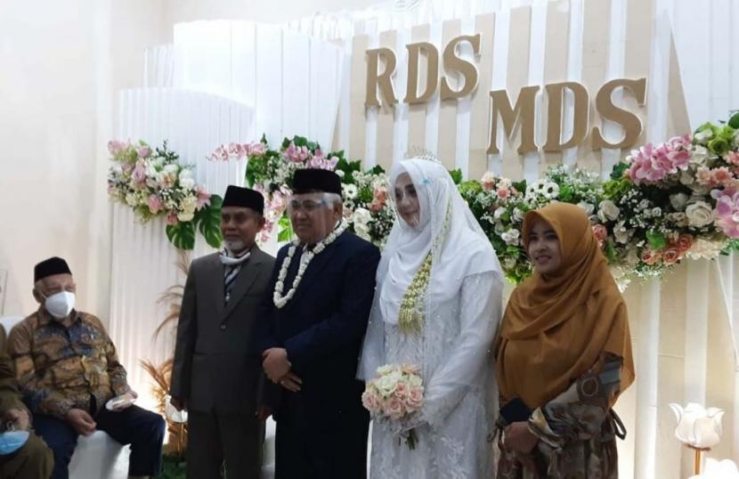 Mantan Ketua Umum PP Muhammadiyah, Din Syamsuddin menikah dengan Rashda Diana di Pondok Modern Darussalam Gontor, Ponorogo, Ahad (3/1).