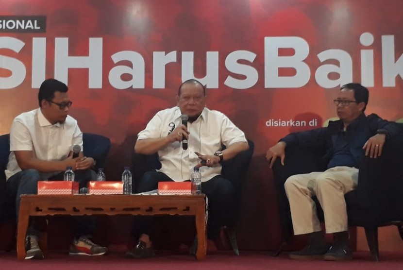 Mantan Ketua Umum PSSI La Nyalla Mattaliti (tengah), dan Wakil Ketua PSSI Joko Driyono (kanan) saat menggelar diskusi sepak bola nasional bertema #PSSIHarusBaik di Graha Pena Surabaya, Senin (17/12).