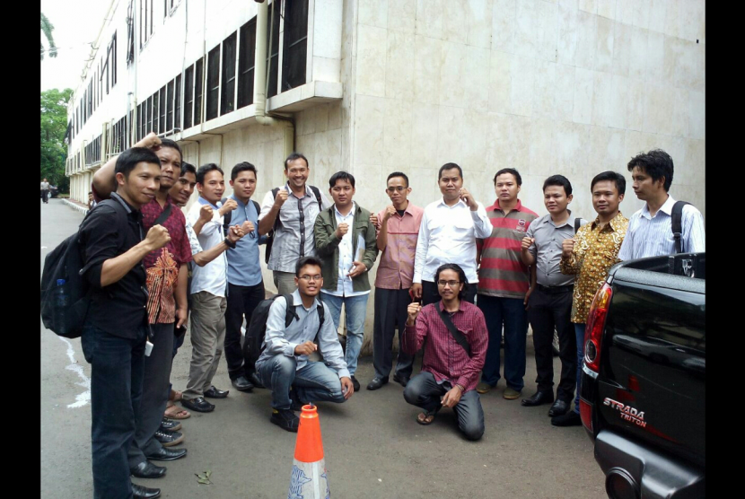 Mantan Ketum DPP IMM Beni Pramula (berjaket hijau) didampingi Suparta Kurniawan (keempat dari kiri) dan rekan-rekannya menjelang pemeriksaan di Polda Metro Jaya, Kamis (15/12). 