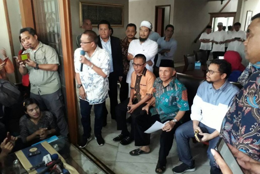 Mantan Ketum PAN Amien Rais menyampaikan keterangan pers untuk menanggapi soal dana senilai Rp 600 juta yang diduga mengalir ke dirinya, di kediamannya di Gandaria, Jakarta Selatan, Jumat (2/6). 