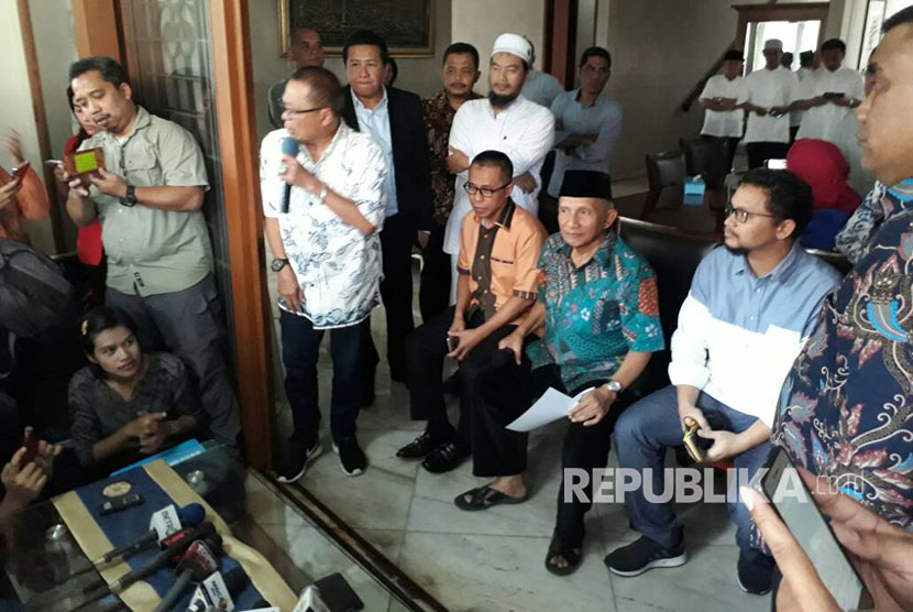 Mantan Ketum PAN Amien Rais menyampaikan keterangan pers untuk menanggapi soal dana senilai Rp 600 juta yang diduga mengalir ke dirinya, di kediamannya di Gandaria, Jakarta Selatan, Jumat (2/6). 