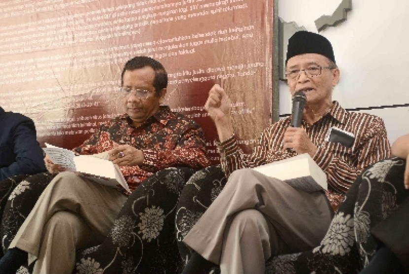 Mantan ketum PP Muhammadiyah Buya Syafii Maarif didampingi mantan ketua MK Mahfud MD. saat 