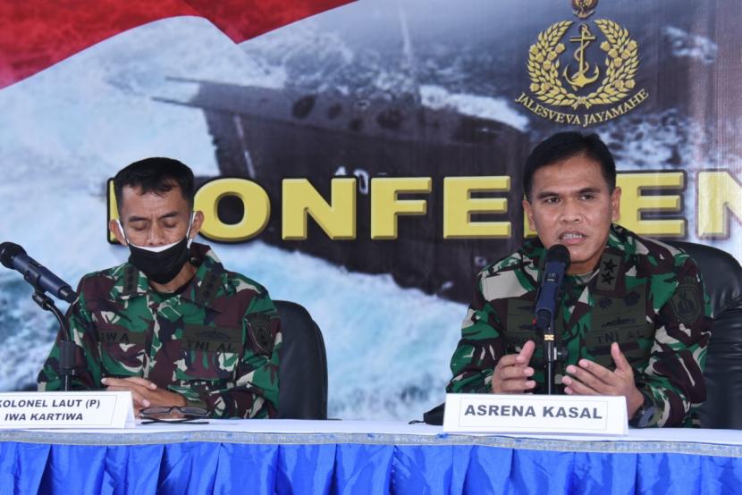 Asisten Perencanaan dan Anggaran Kepala Staf Angkatan Laut (Asrena KSAL) Laksda Muhammad Ali (kanan).