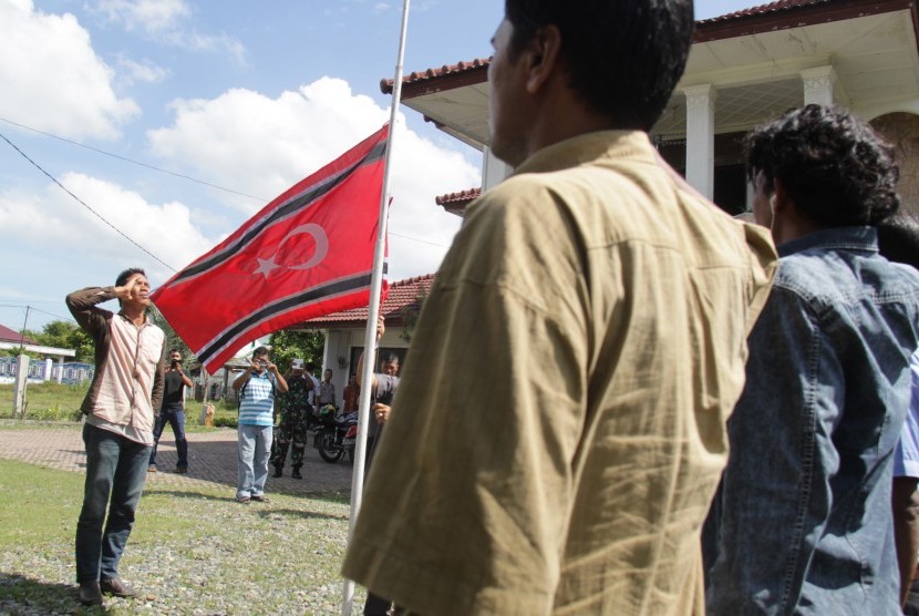 Mantan kombatan Gerakan Aceh Merdeka (GAM) mengikuti upacara penurunan bendera Bintang Bulan. Silaturahim mantan kombatan dan anggota GAM akan digelar pada 23 Desember 2019.
