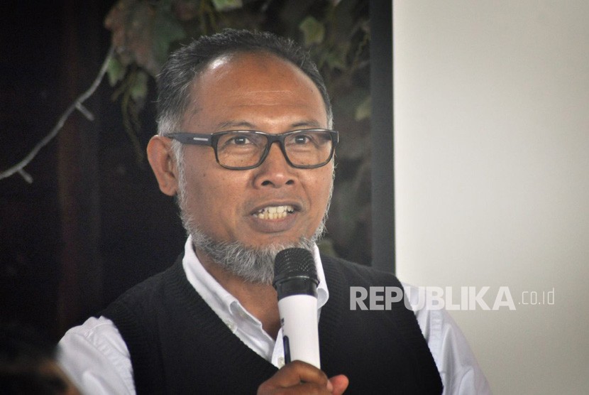 Mantan Komisioner Komisi Pemberantasan Korupsi (KPK), Bambang Widjojanto saat menjadi pembicara pada Seminar Anti Korupsi ‘Pemerintahan yang Bersih Menuju Percepatan Pembangunan’ di Semarang, Ahad (15/4).