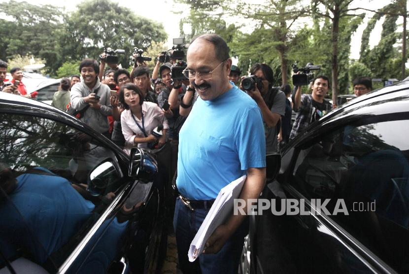 Former lawyer of Setya Novanto, Fredrich Yunadi (blue t-shirt). 