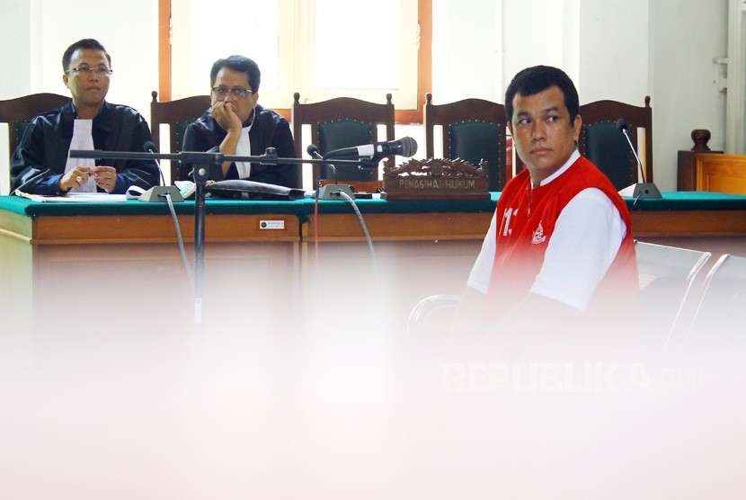 Mantan Manajer Keuangan Travel Abu Tours Muh Kasim Sunusi (kanan) mendengarkan pembacaan dakwaan Jaksa Penuntut Umum pada sidang lanjutan di PN Makassar, Sulawesi Selatan, Rabu (10/10).