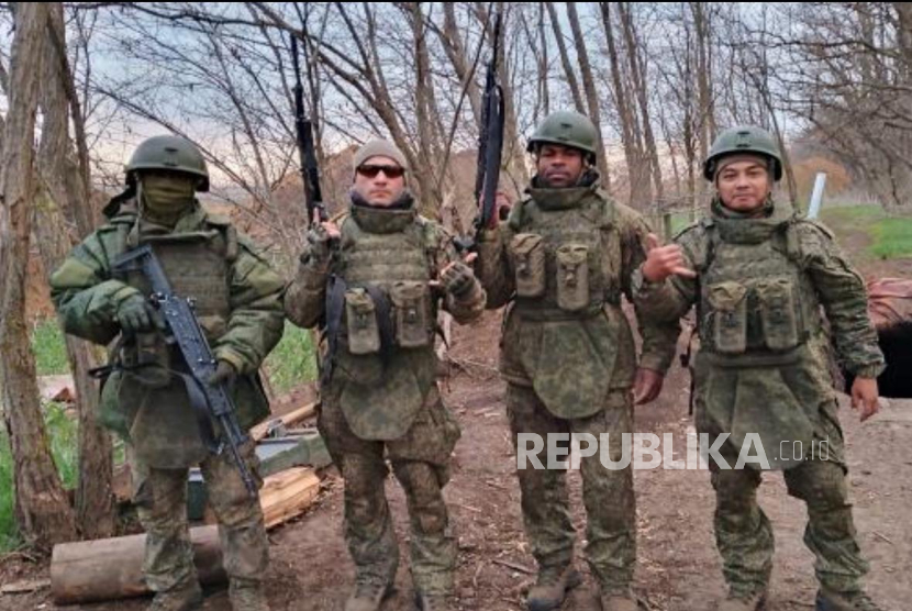 Mantan Marinir TNI AL yang menjadi Prajurit Angkatan Darat (AD) Rusia, Satriya Arta Kumbara (kanan).