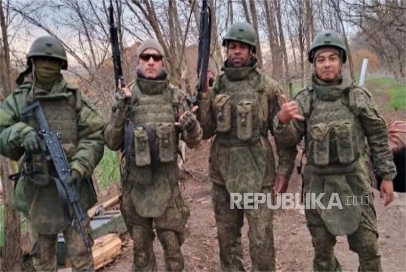 Mantan Marinir TNI AL yang menjadi Prajurit Angkatan Darat (AD) Rusia, Satriya Arta Kumbara (kanan).