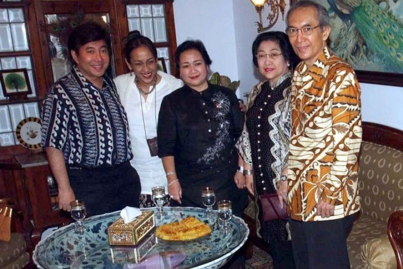 Mantan Megawati Soekarnoputri (kedua kanan) bersama keluarga besar Soekarno, dari kiri Guruh Soekarnoputra, Sukmawati Soekarnoputri, Rahmawati Soekarnoputri dan Guntur Sokarnoputra (kanan), berkumpul dirumah Rahmawati, Jakarta, Senin (30/8). 