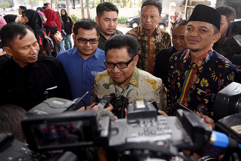 Mantan Menakertrans Muhaimin Iskandar (tengah) menjawab pertanyaan media saat tiba di Gedung KPK untuk menjalani pemeriksaan di Jakarta, Rabu (28/10).    (Antara/Akbar Nugroho Gumay)