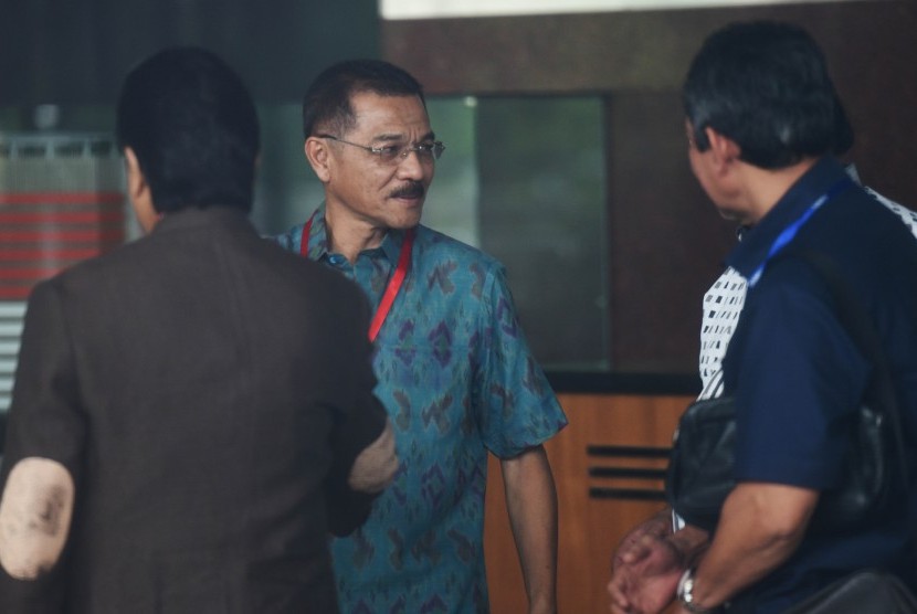 Mantan Mendagri Gamawan Fauzi (kedua kiri) tiba di Gedung KPK untuk menjalani pemeriksaan di Jakarta