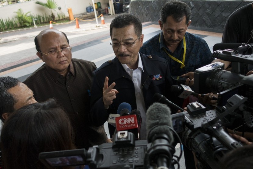 Mantan Mendagri Gamawan Fauzi (tengah) memberi keterangan pers setibanya di Gedung KPK, Jakarta, Kamis (20/10).