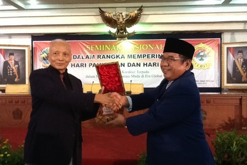 Mantan Mendikbud Wardiman Djojonegoro dan Ketua Umum DPP LDII Abdullah Syam dalam Seminar Pendidikan Karakter di Semarang, Sabtu (30/11).