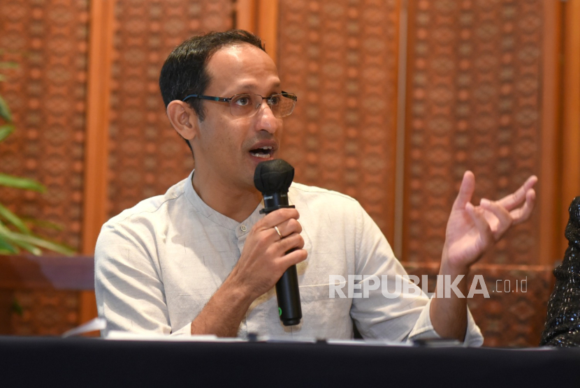 Mantan mendikbudristek Nadiem Makarim saat menggelar konfrensi pers di Jakarta, Selasa (10/6/2025). 