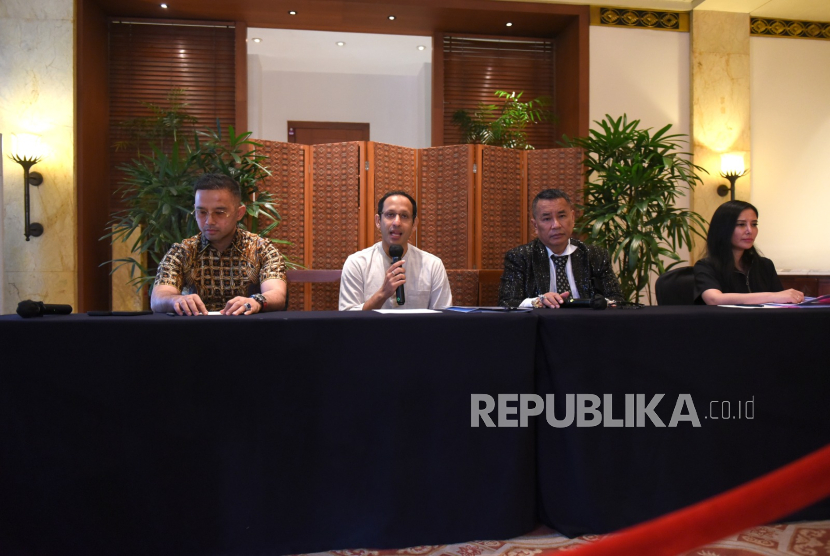 Mantan Mendikbudristek Nadiem Makarim saat menggelar konfrensi pers di Jakarta, Selasa (10/6/2025). 