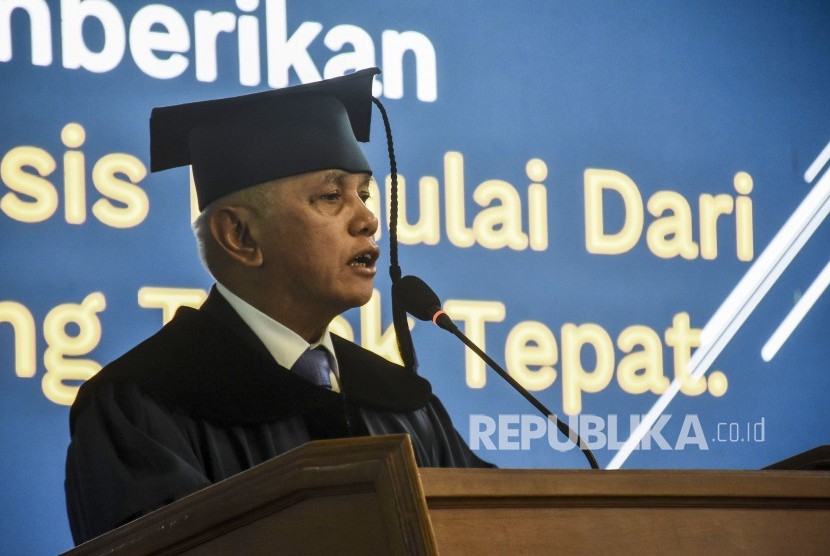 Mantan Menko Perekonomian Hatta Rajasa memberikan pidato saat sidang terbuka penganugerahan gelar Doktor Honoris Causa di Institut Tekonlogi Bandung (ITB), Kota Bandung, Senin (25/11).
