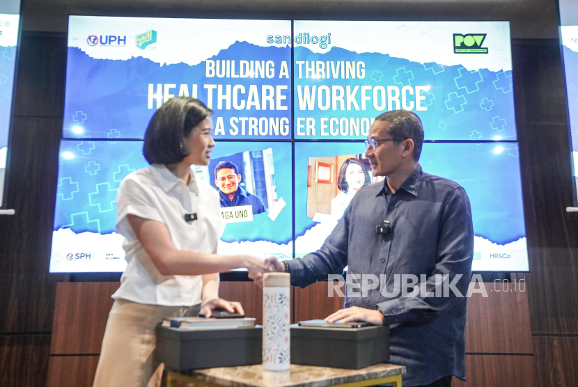 Mantan Menparekraf Sandiaga Salahuddin Uno dan CEO Siloam Hospitals Group Caroline Riady berdiskusi membahas sektor kesehatan nasional di Centennial Tower, Setiabudi, Jakarta Selatan pada Selasa (18/2/2025).