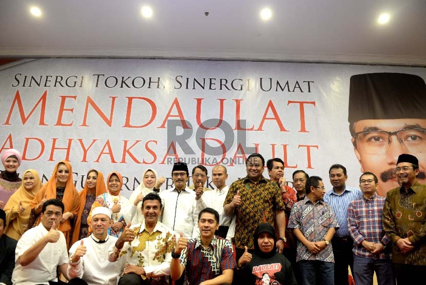 Mantan Menpora, Adhyaksa Dault, berfoto bersama pendukung usai memberikan pandangan politik saat deklarasi calon Gubernur DKI Jakarta 2017-2022 di Jakarta, Ahad (20/9). 