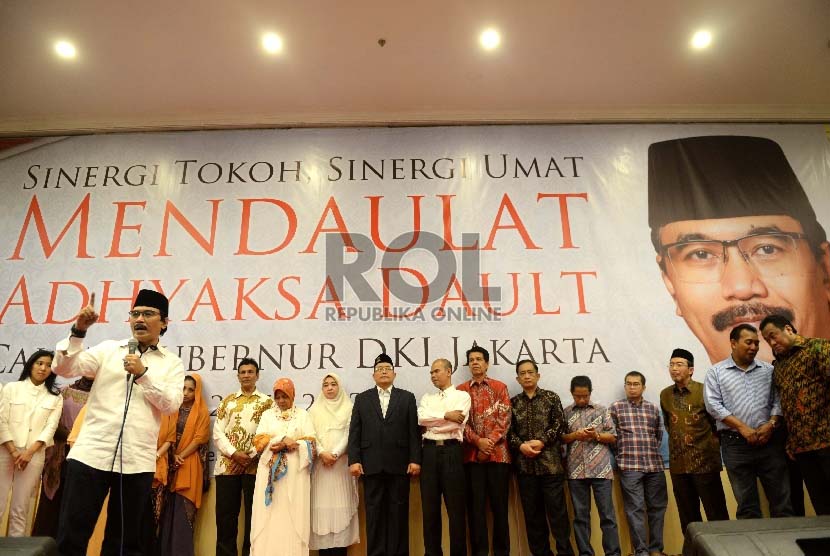 Mantan Menpora, Adhyaksa Dault, memberikan pandangan politik saat deklarasi calon Gubernur DKI Jakarta 2017-2022 di Jakarta, Ahad (20/9). 