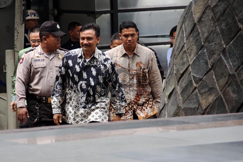  Mantan Menpora Andi Mallarangeng mendatangi gedung KPK untuk menjalani pemeriksaan, Jakarta, Selasa (9/4).   (Republika/Yasin Habibi)