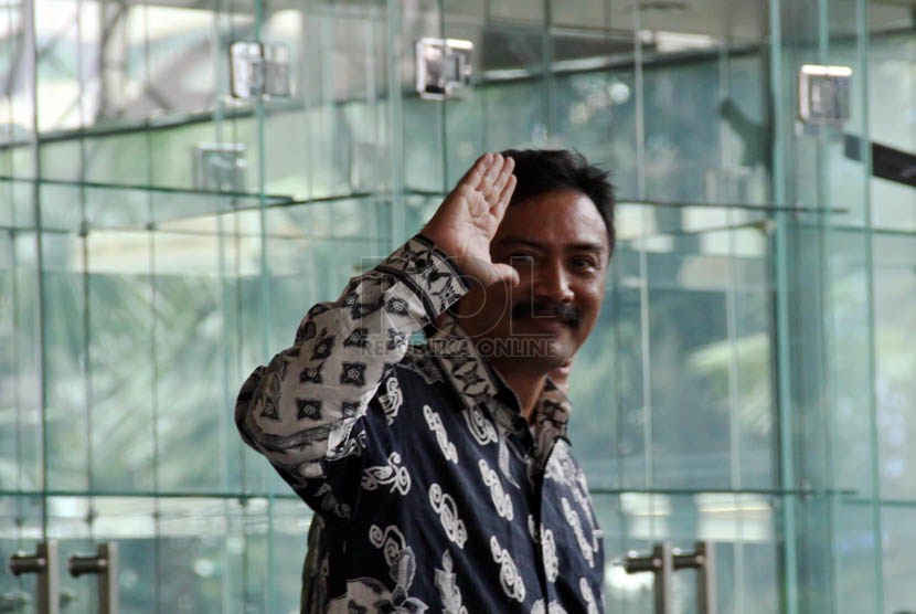  Mantan Menpora Andi Mallarangeng mendatangi gedung KPK untuk menjalani pemeriksaan, Jakarta, Selasa (9/4).  (Republika/Yasin Habibi)