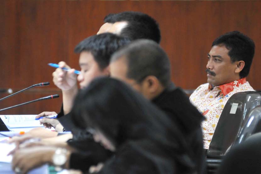 mantan Menpora Andi Mallarangeng menyimak keterangan saksi ketika menjalani sidang lanjutan di Pengadilan Tipikor Jakarta, Senin (2/6).