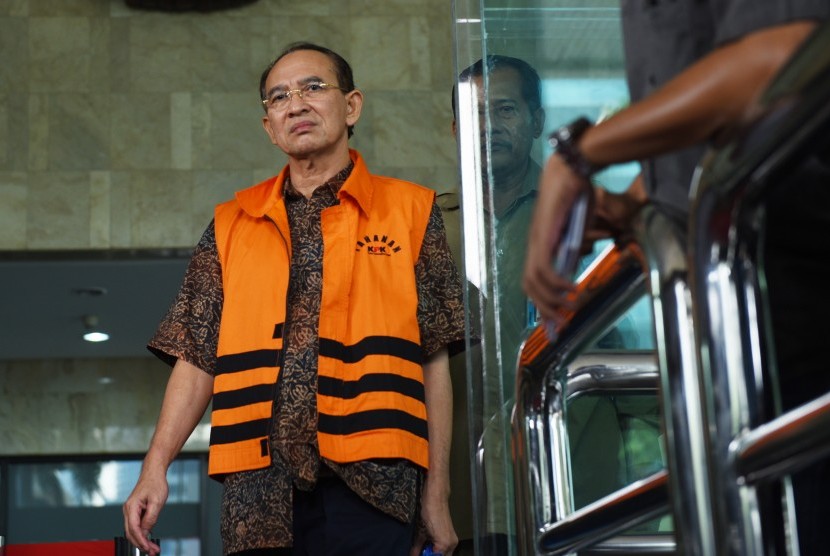 Mantan Menteri Agama Suryadharma Ali berjalan keluar usai diperiksa di Gedung KPK, Jakarta, Selasa (7/7). 