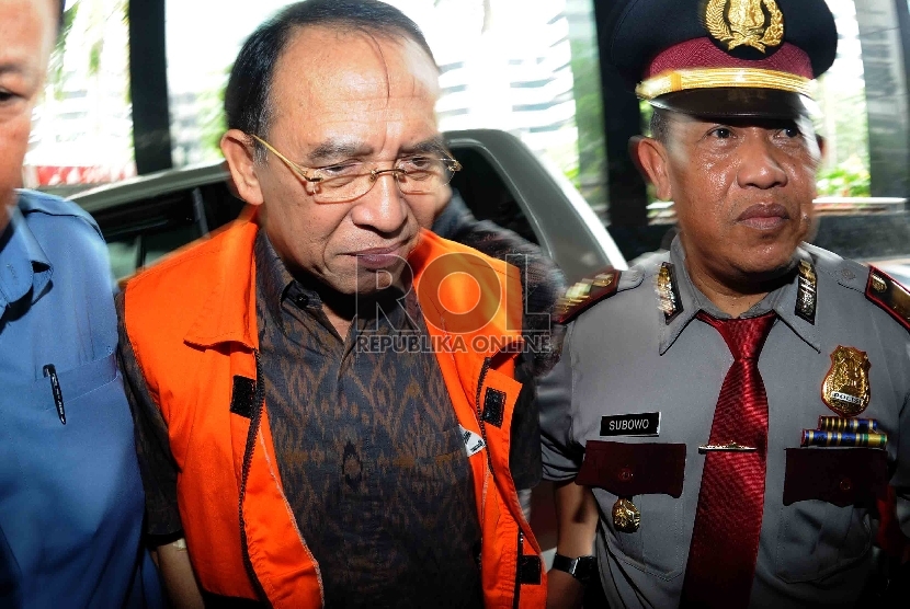 Mantan Menteri Agama Suryadharma Ali (SDA) tiba di Gedung KPK untuk menjalani pemeriksaan perdananya di Jakarta, Rabu (15/4). (Republika/Agung Supriyanto)