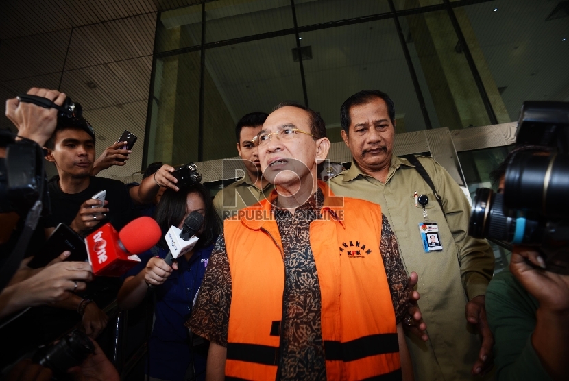 Mantan Menteri Agama Suryadharma Ali (SDA) usai menjalani pemeriksaan lanjutan di Gedung Komisi Pemberantasan Korupsi (KPK), Jakarta, Selasa (7/7).